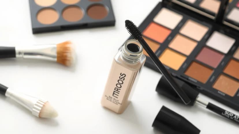 All I Am mascara som förändrar ditt ögonbrynskoksmink